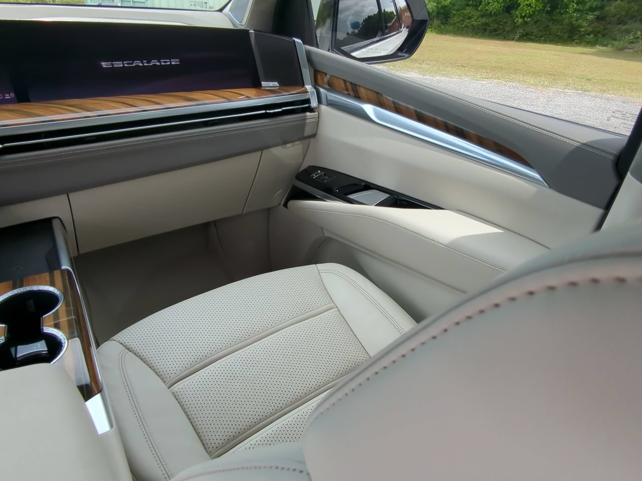 Used 2025 Cadillac Escalade Sport Platinum w/ LPO, Floor Liner Package AWD/4WD image 15