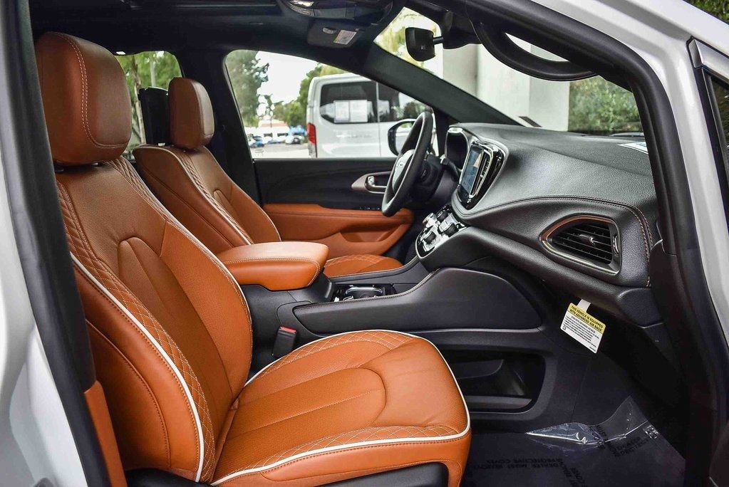 New 2026 Chrysler Pacifica Pinnacle w/ Trailer Tow Group image 16