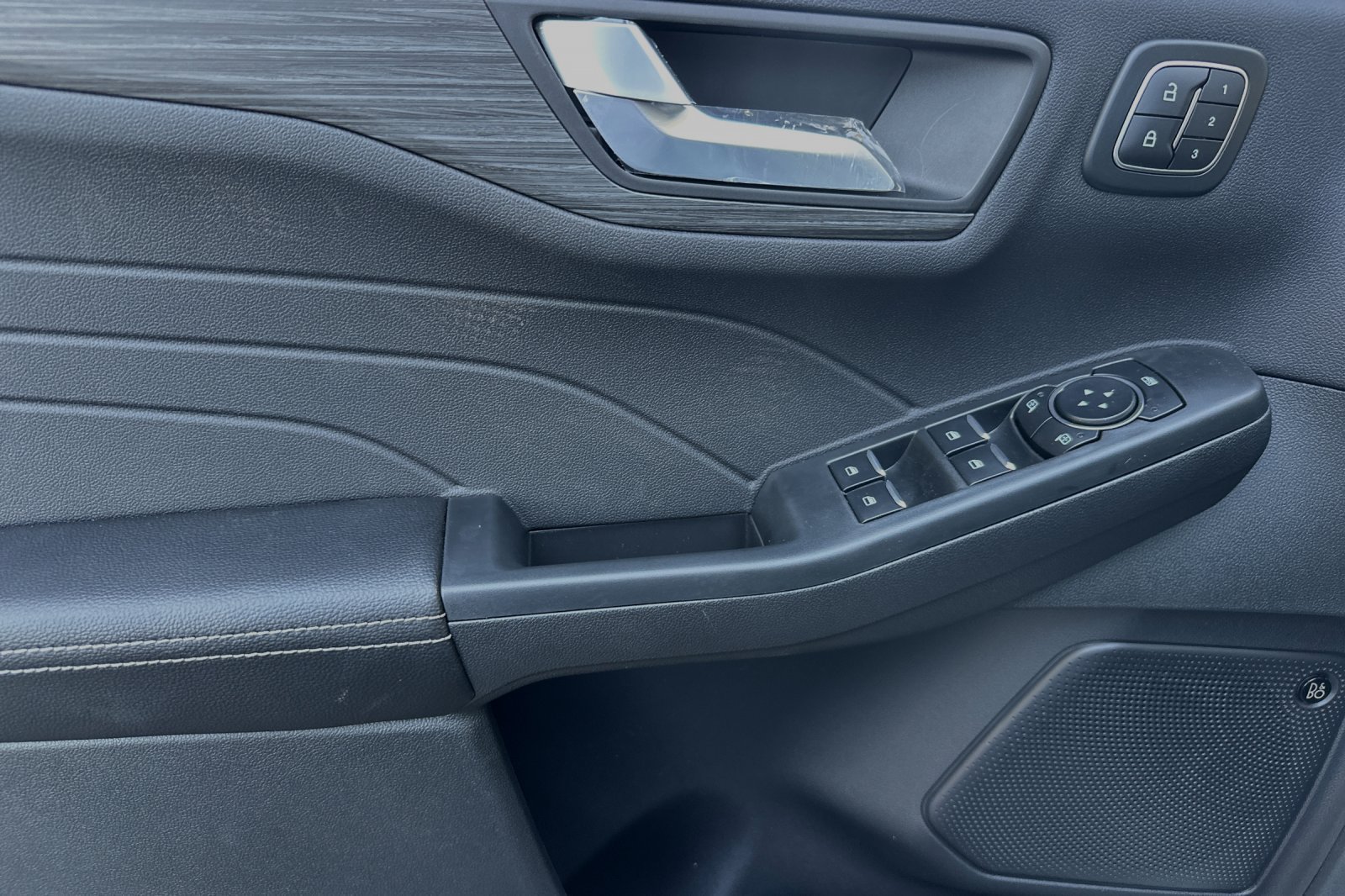 New 2024 Ford Escape SE w/ PHEV Premium Package FWD image 8