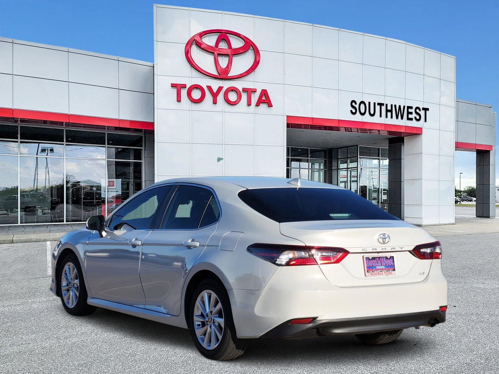 Used 2023 Toyota Camry LE image 4