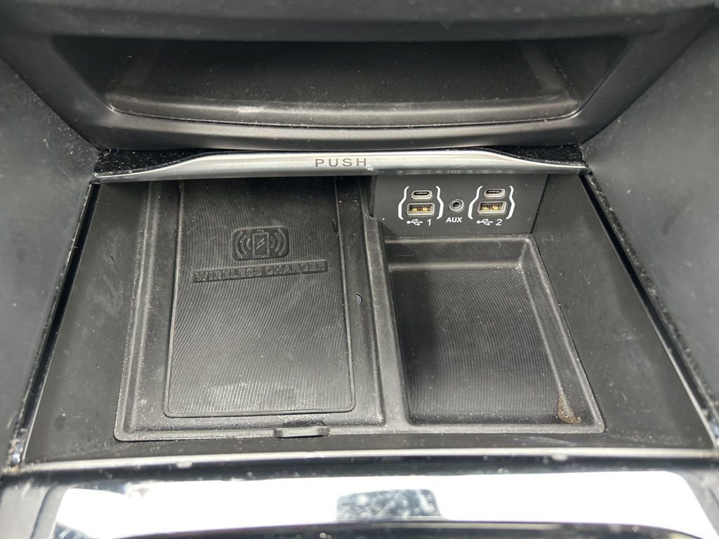 Used 2024 Chrysler Pacifica Premium image 35