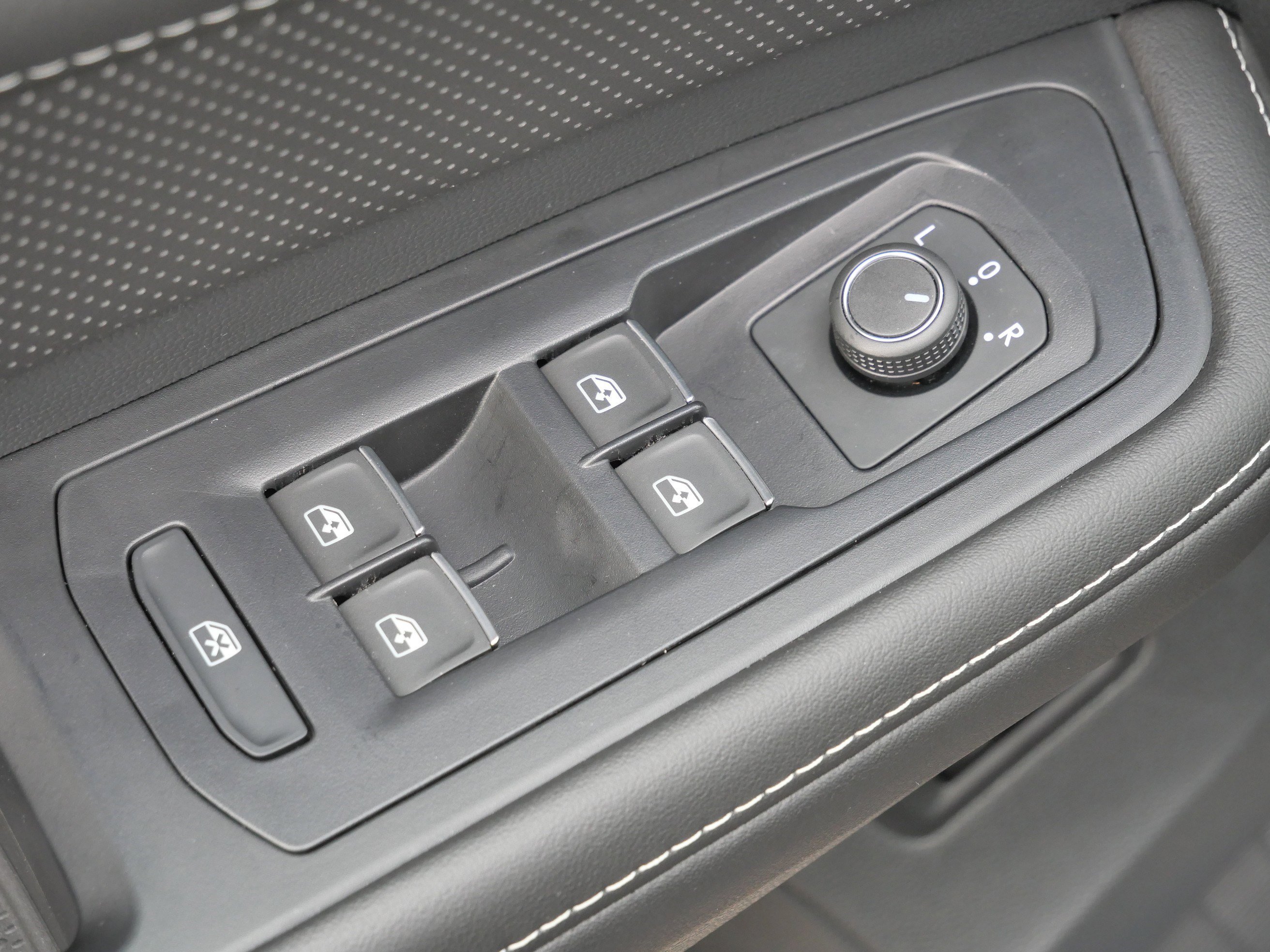 Certified 2025 Volkswagen Atlas SE image 19