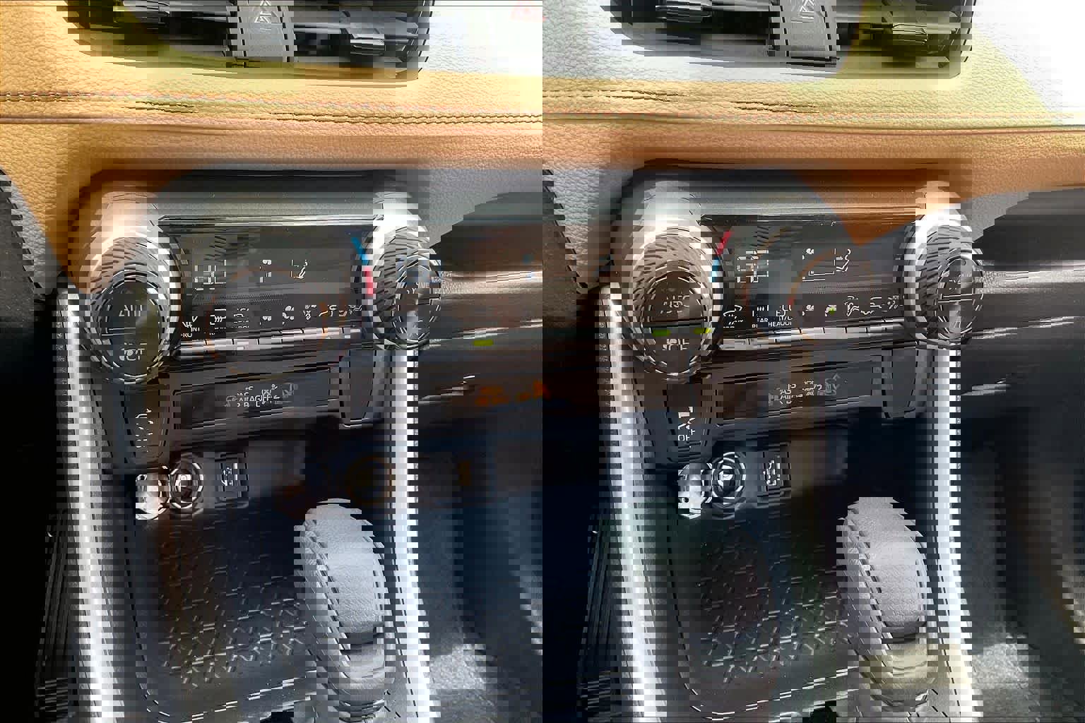 Used 2025 Toyota RAV4 LE AWD/4WD image 32