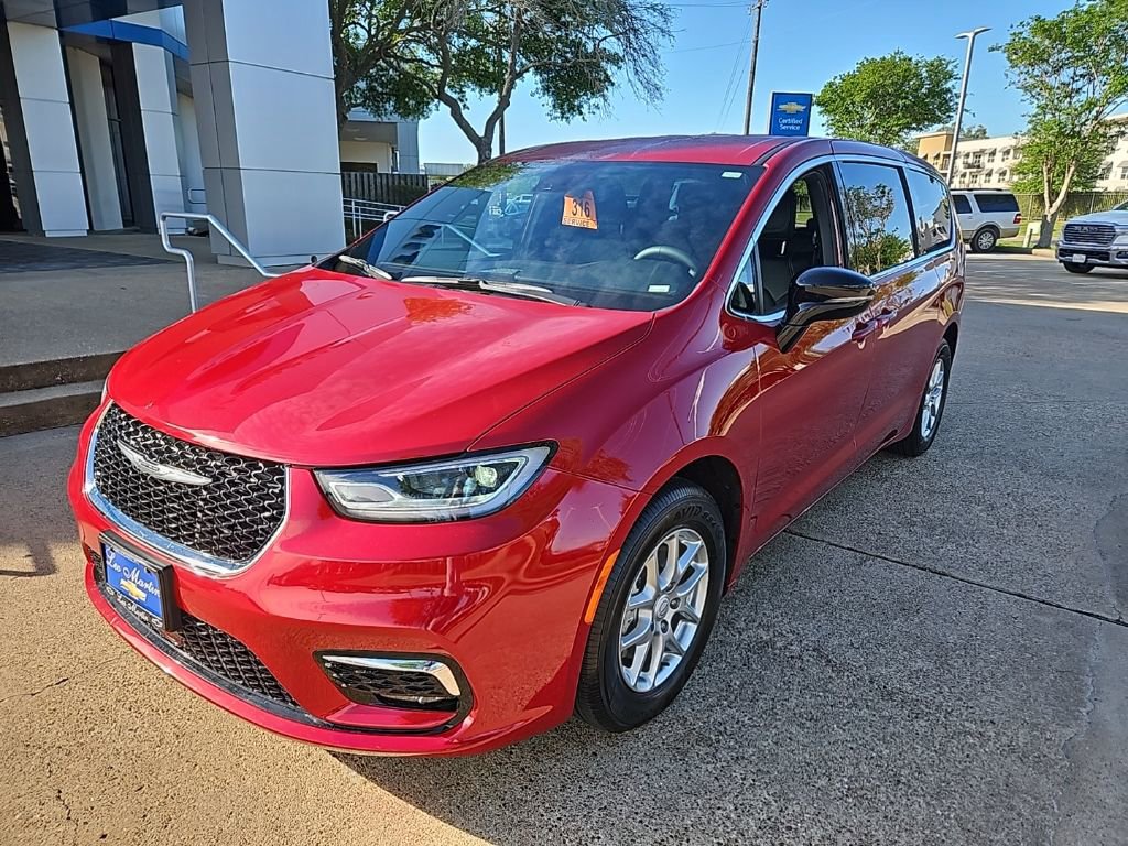 Used 2026 Chrysler Pacifica Select image 2