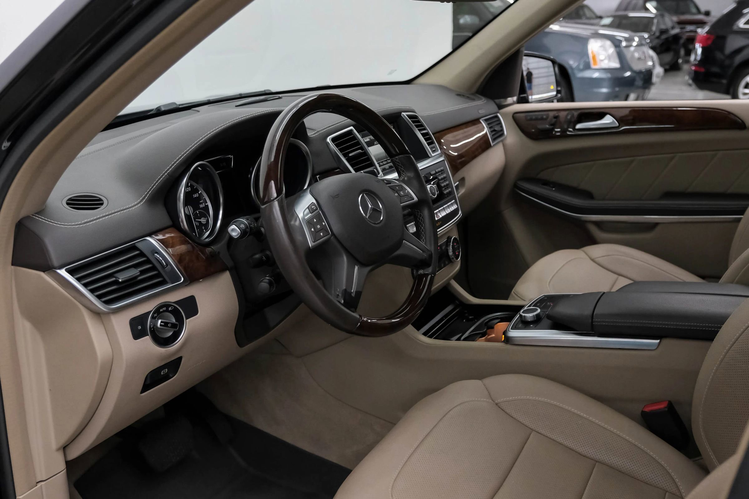 Used 2015 Mercedes-Benz GL 550 4MATIC image 2