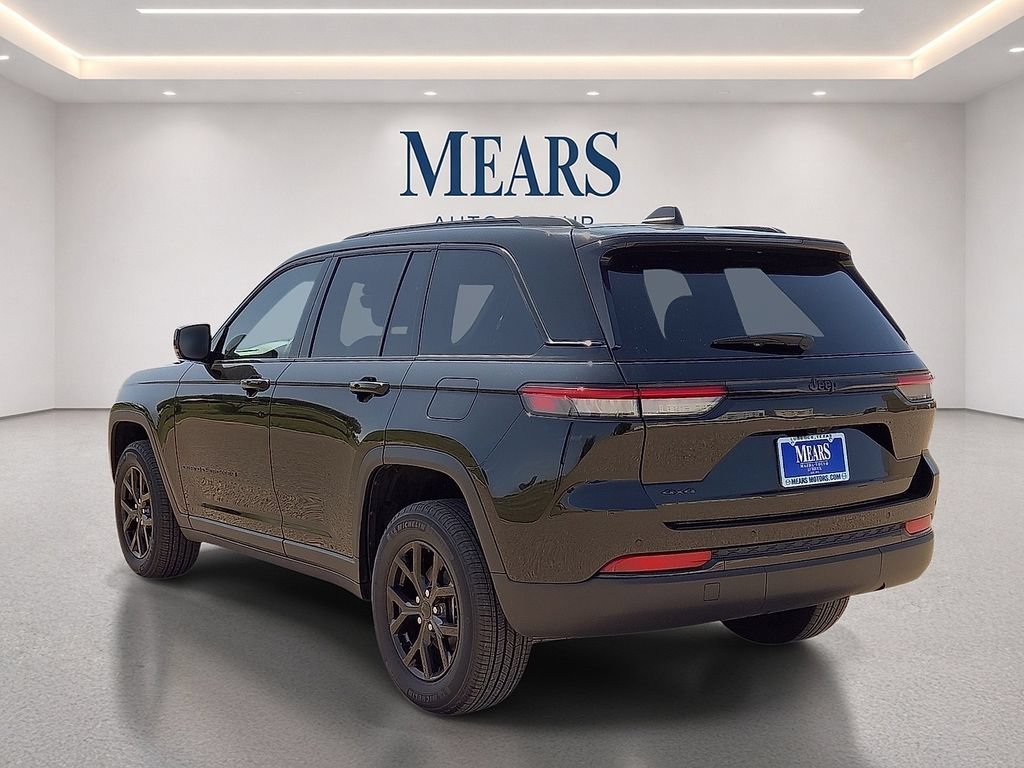Used 2025 Jeep Grand Cherokee Altitude AWD/4WD image 3