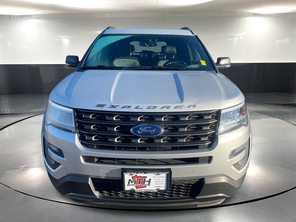 Used 2017 Ford Explorer XLT w/ Equipment Group 202A AWD/4WD image 9