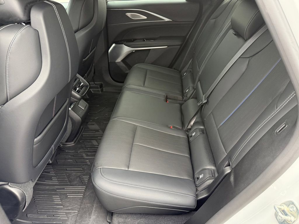Used 2024 Cadillac Lyriq Luxury image 11