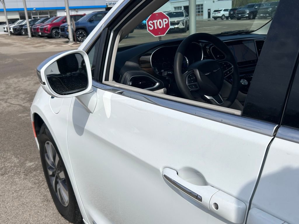 Used 2022 Chrysler Pacifica Limited FWD image 42