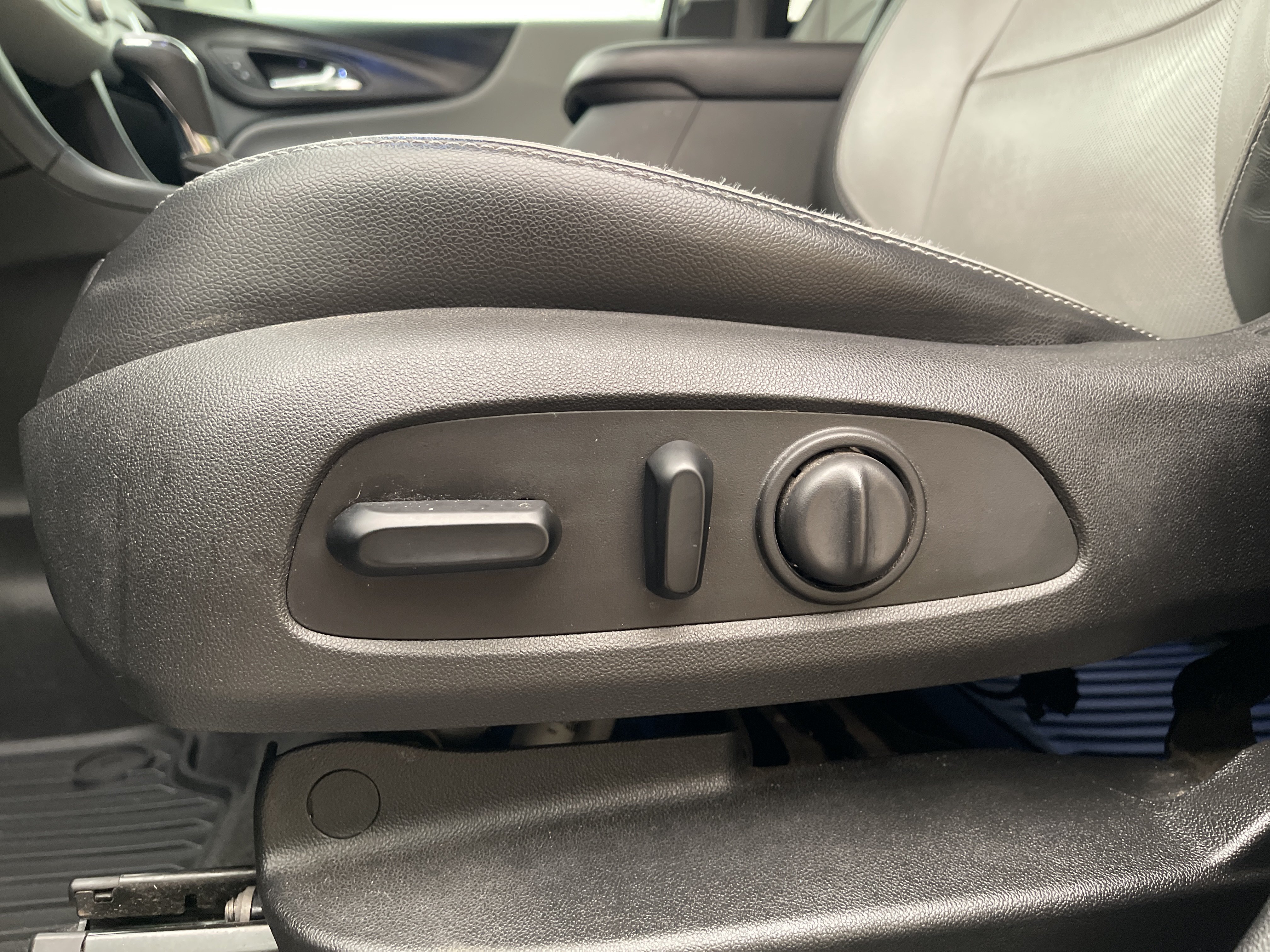 Used 2020 Chevrolet Equinox Premier AWD/4WD image 14