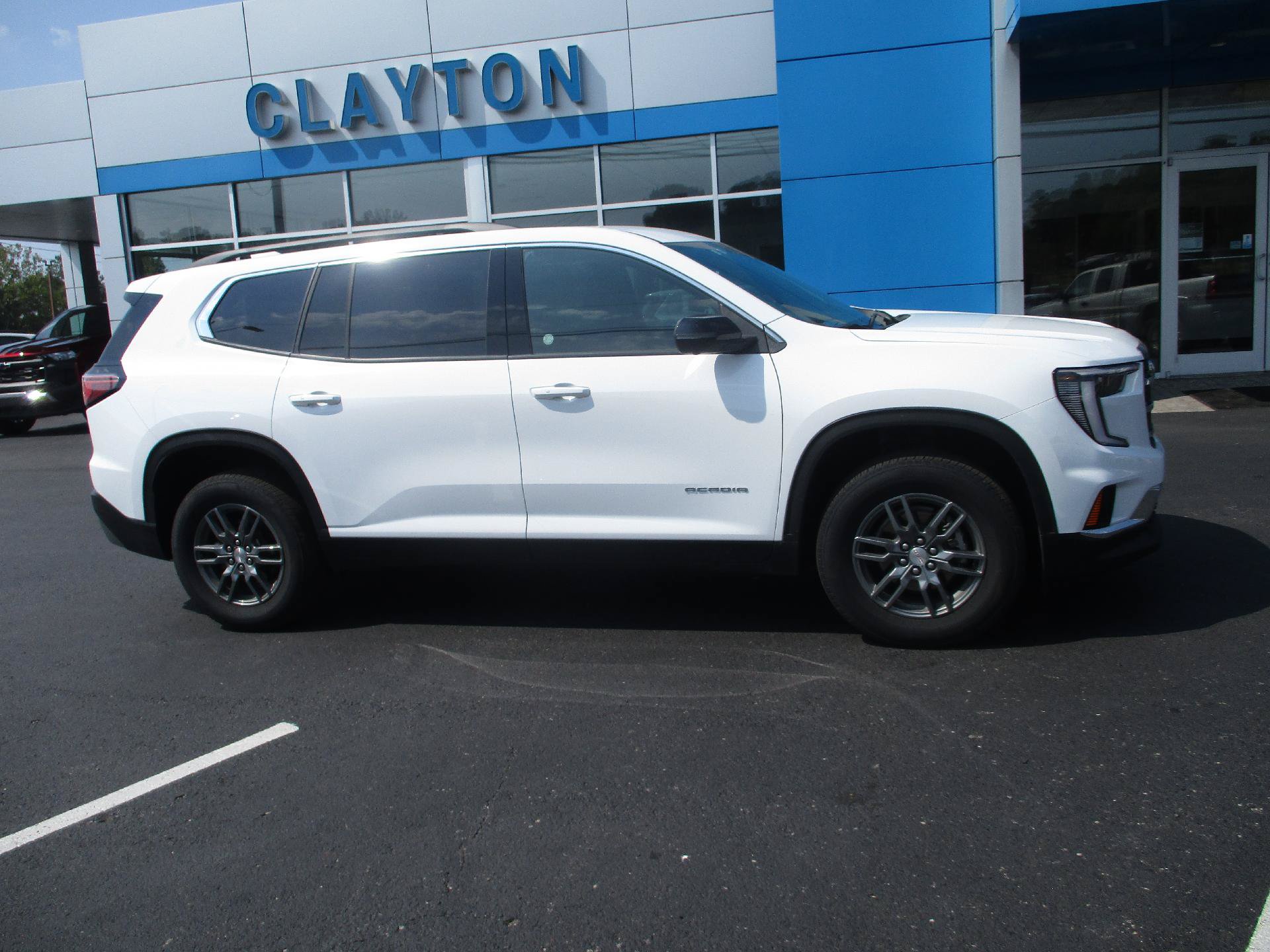 Used 2025 GMC Acadia Elevation FWD image 1