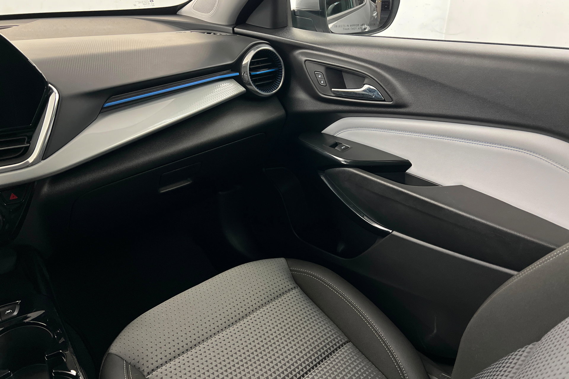 Used 2025 Chevrolet Trax LT w/ LT Convenience Package FWD image 11