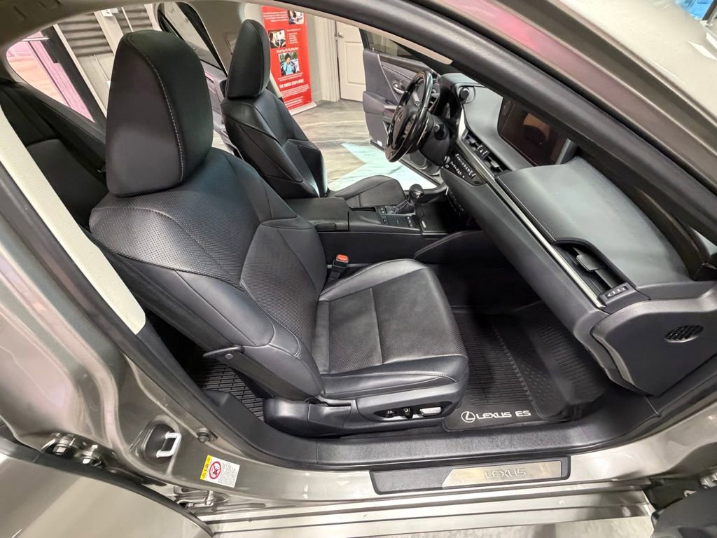 Used 2019 Lexus ES 300h w/ Premium Package image 40
