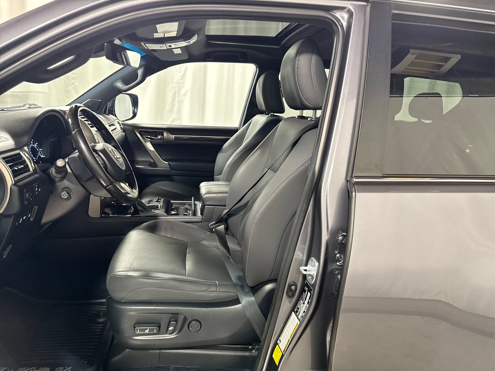 Used 2021 Lexus GX 460 Premium w/ Accessory Package AWD/4WD image 3