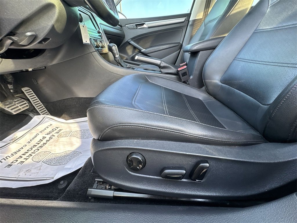 Used 2017 Volkswagen Passat 1.8T R-Line image 12