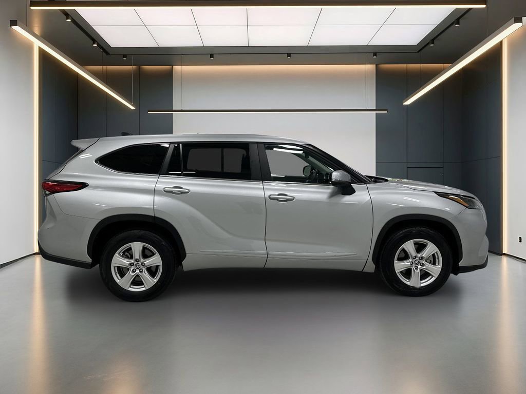 Used 2023 Toyota Highlander LE FWD image 6
