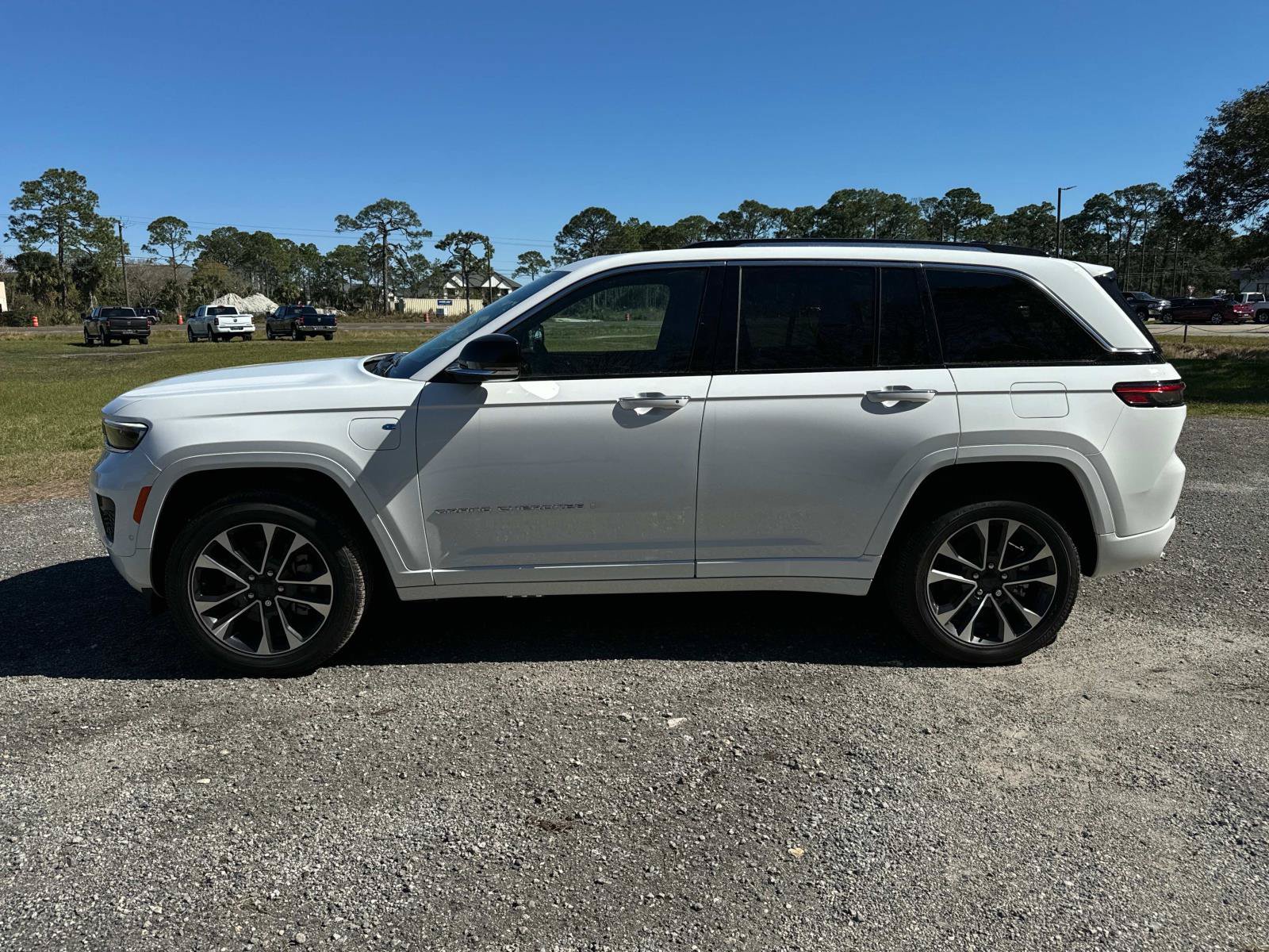 New 2024 Jeep Grand Cherokee Overland w/ Trailer Tow Package AWD/4WD image 6