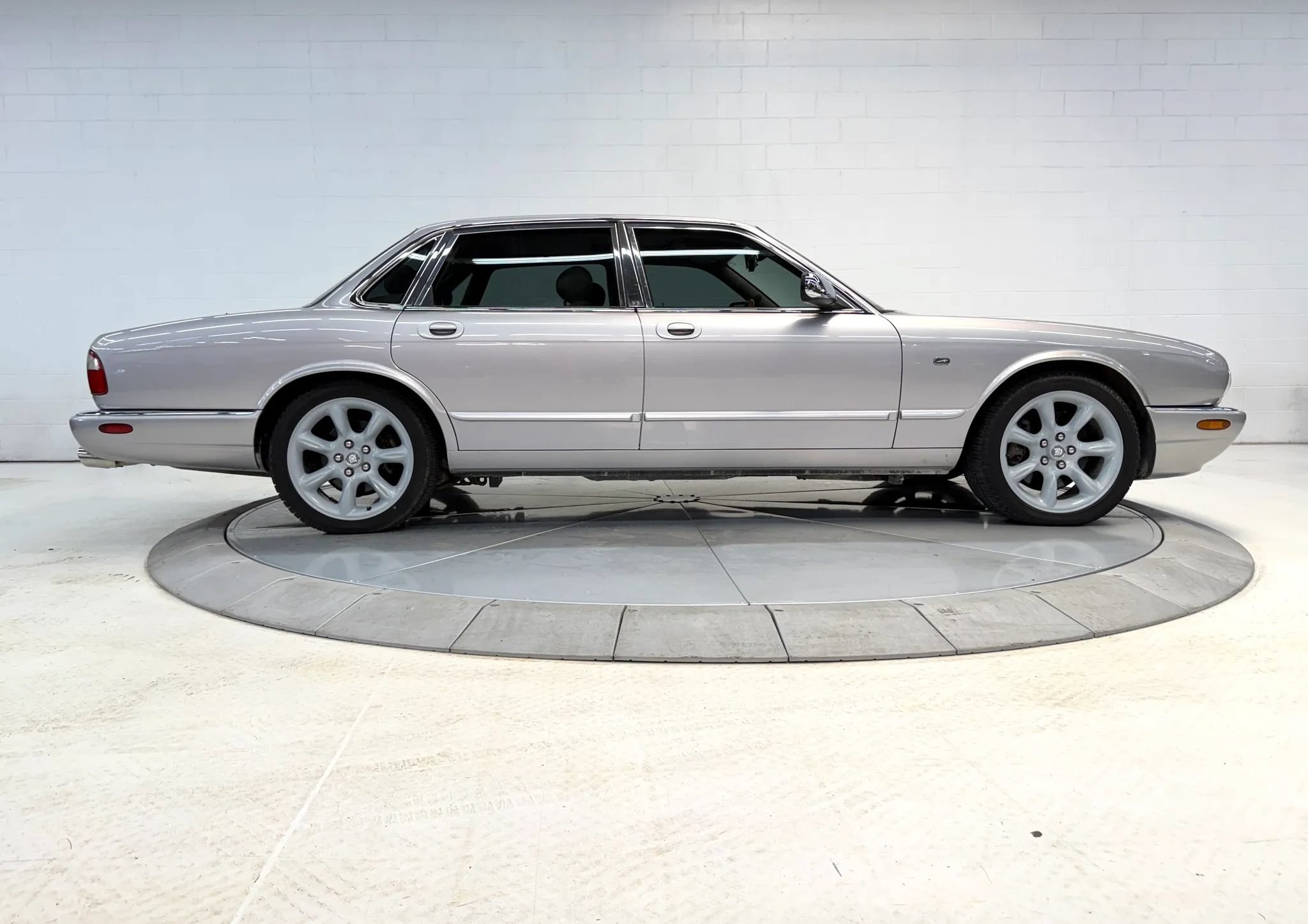 Used 2000 Jaguar XJ8 RWD image 2