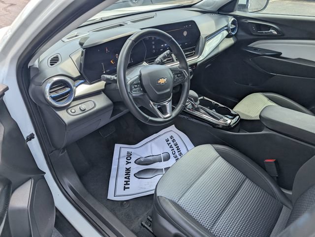 Used 2025 Chevrolet Trax LT w/ LT Convenience Package FWD image 16