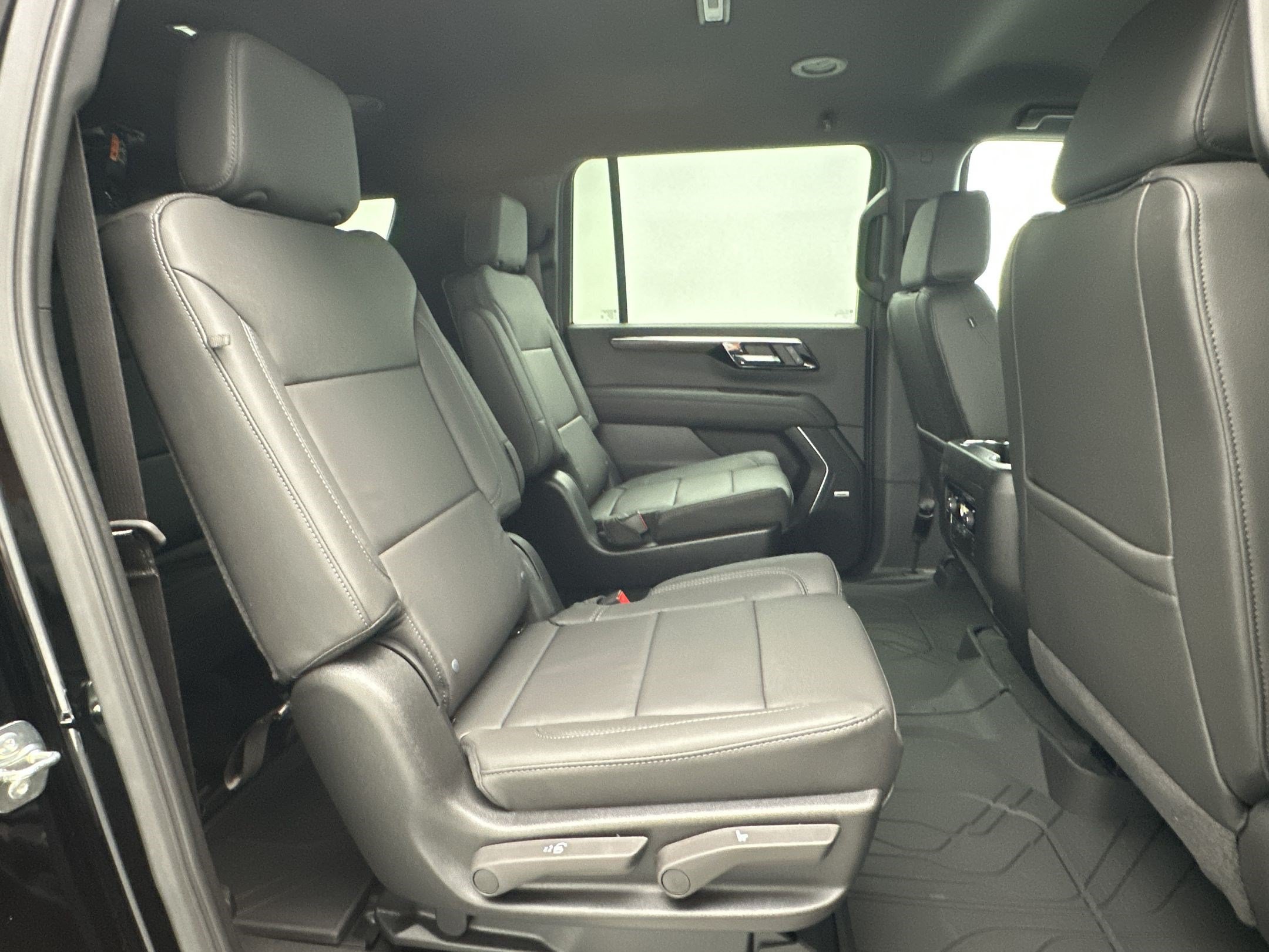 New 2026 Chevrolet Suburban LT w/ Comfort Package AWD/4WD image 32
