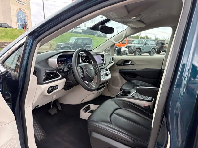 Used 2023 Chrysler Pacifica Touring-L image 18