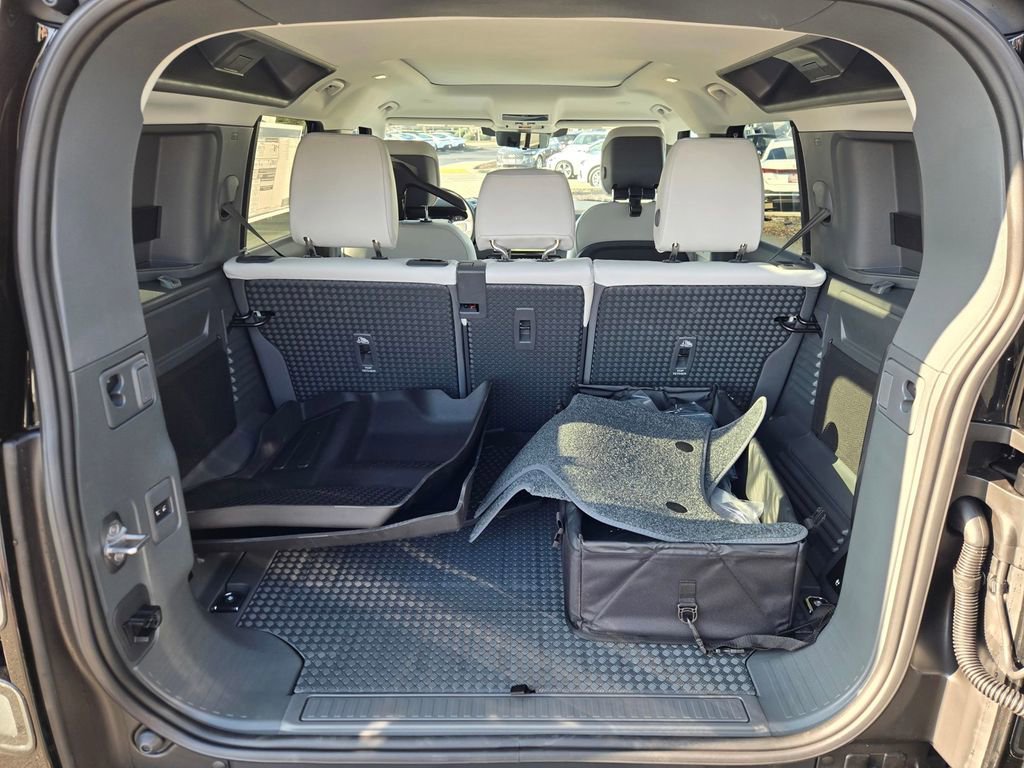 New 2026 Land Rover Defender 110 X-Dynamic SE image 15