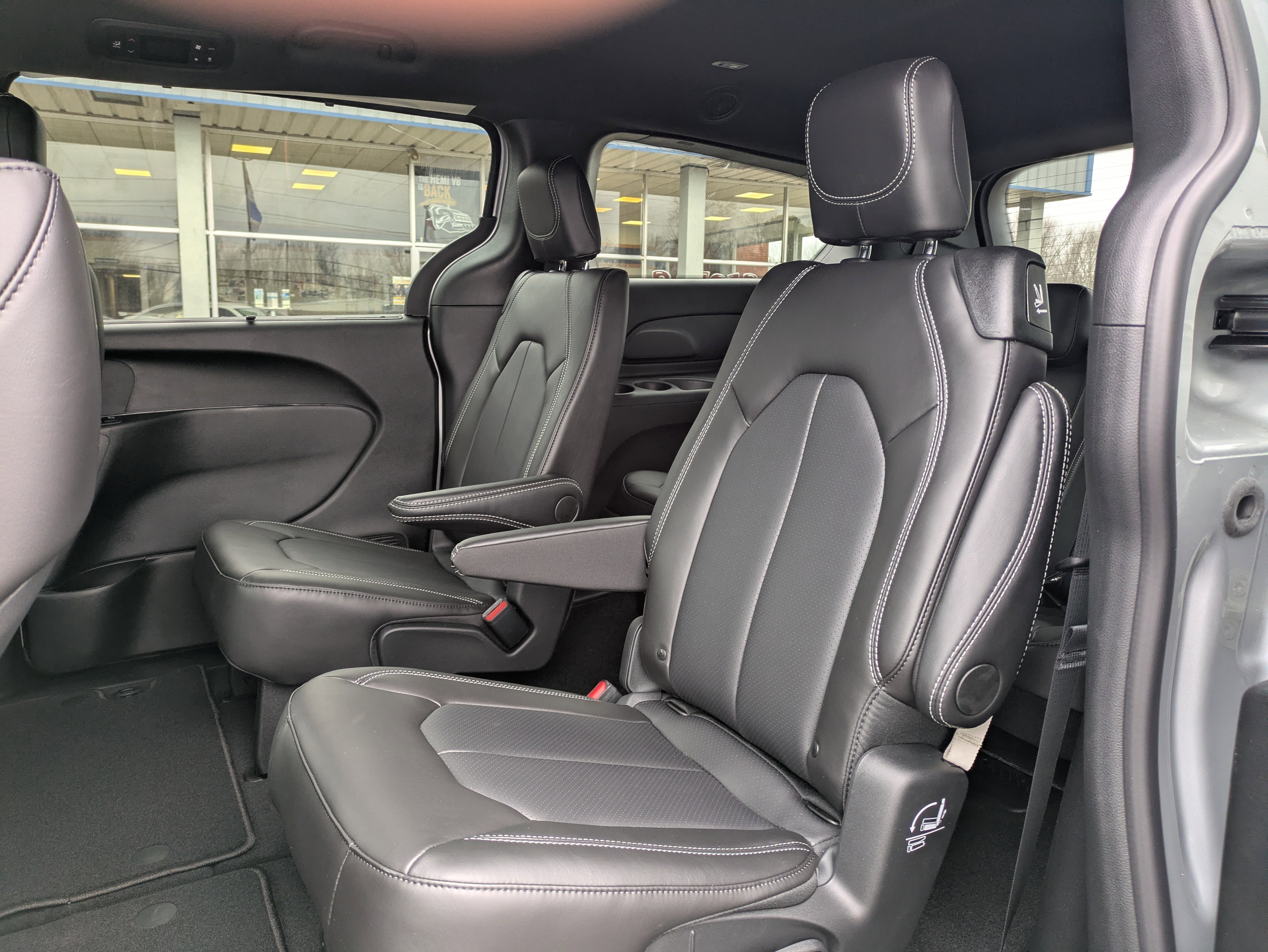 Used 2026 Chrysler Pacifica Select image 10