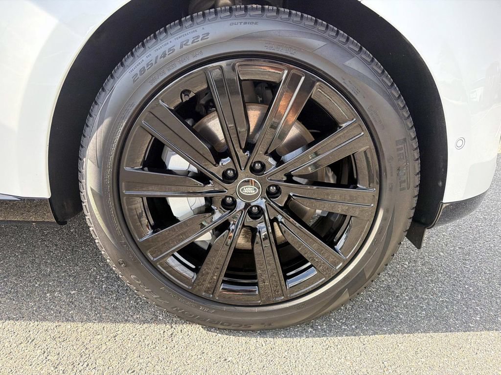 Used 2025 Land Rover Range Rover SE AWD/4WD image 9