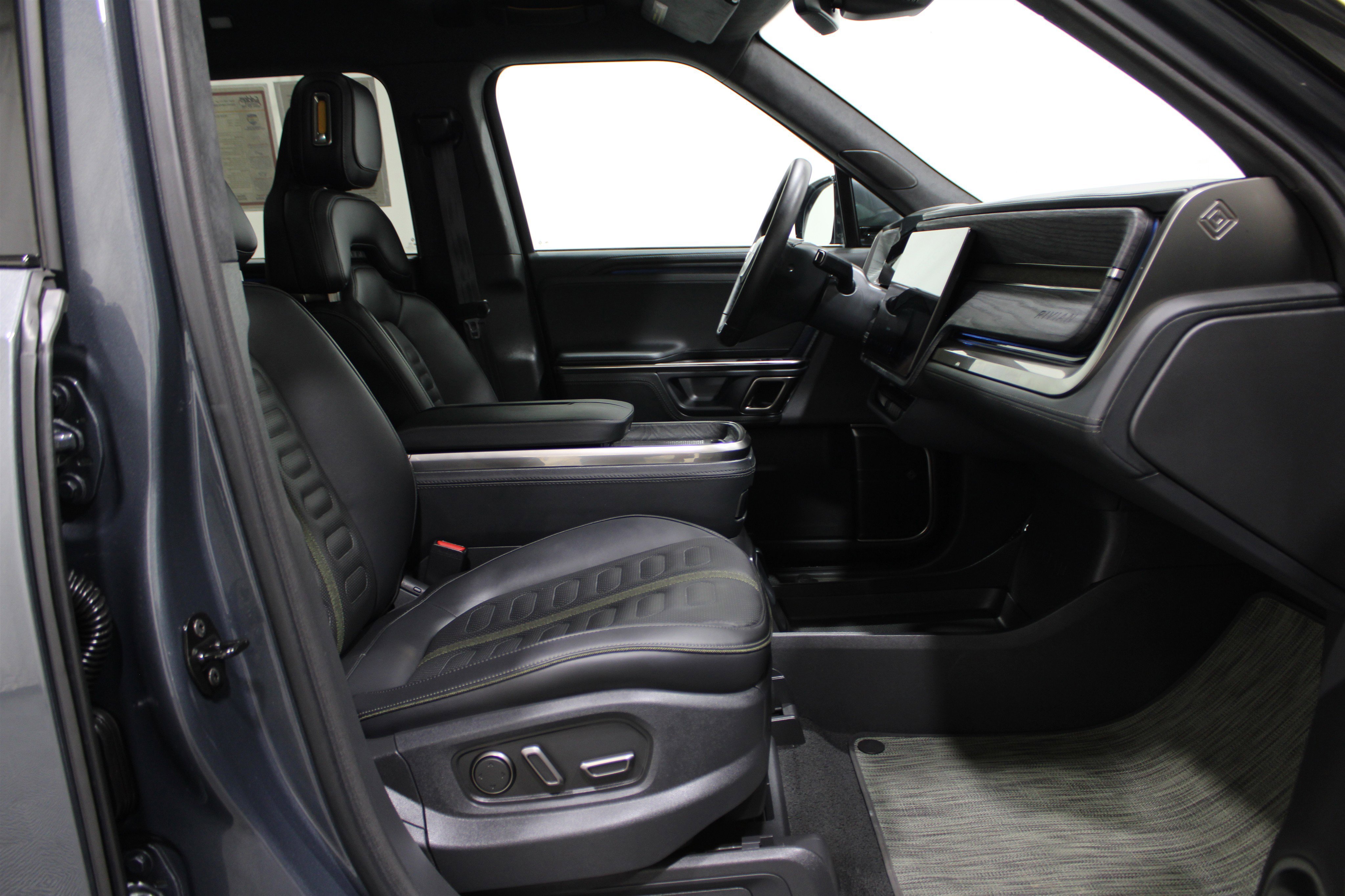 Used 2024 Rivian R1S Adventure image 31