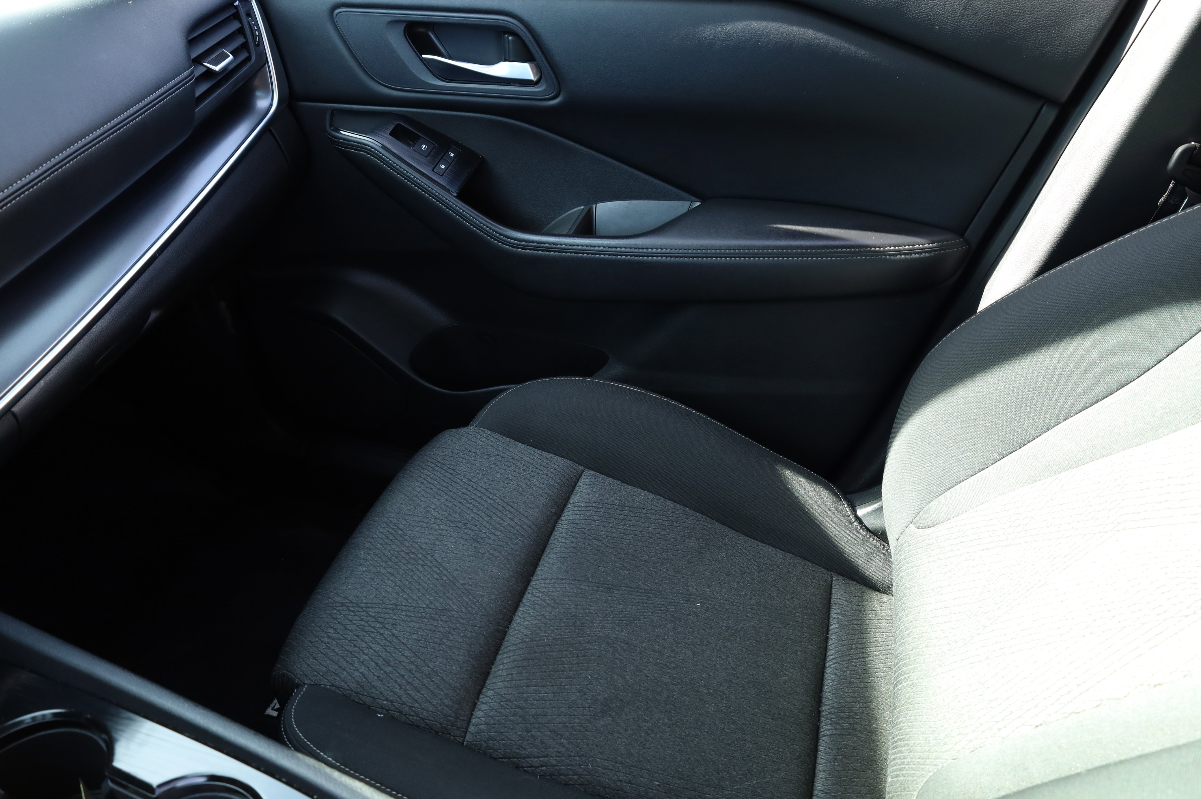 Used 2024 Nissan Rogue SV image 9