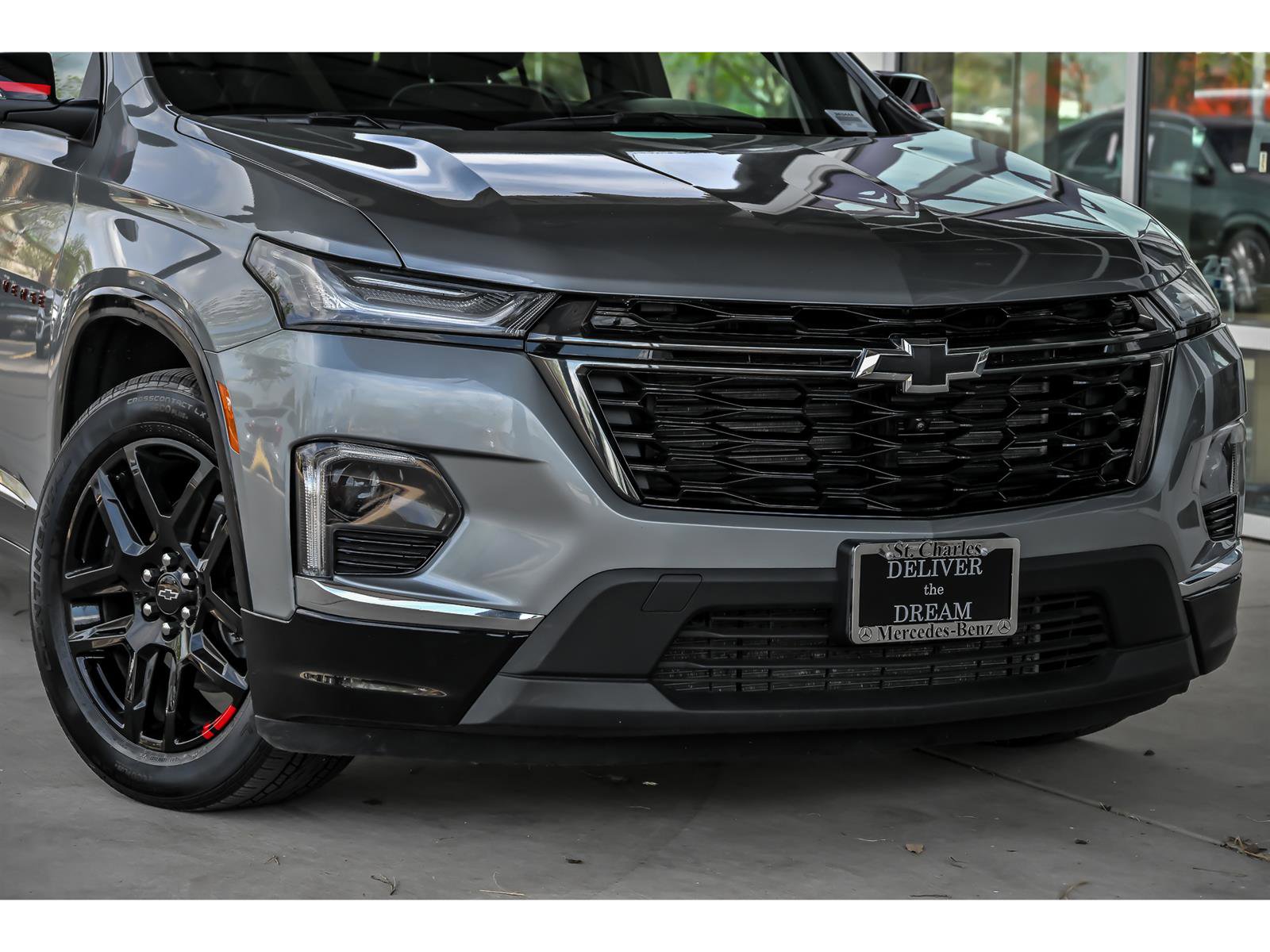 Used 2023 Chevrolet Traverse Premier w/ Redline Edition AWD/4WD image 2