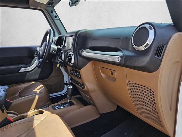 Used 2015 Jeep Wrangler Unlimited Sahara w/ Connectivity Group AWD/4WD image 17