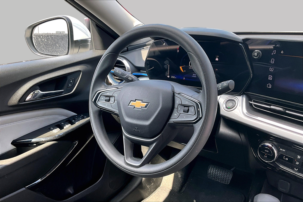 Used 2025 Chevrolet Trax LT FWD image 16