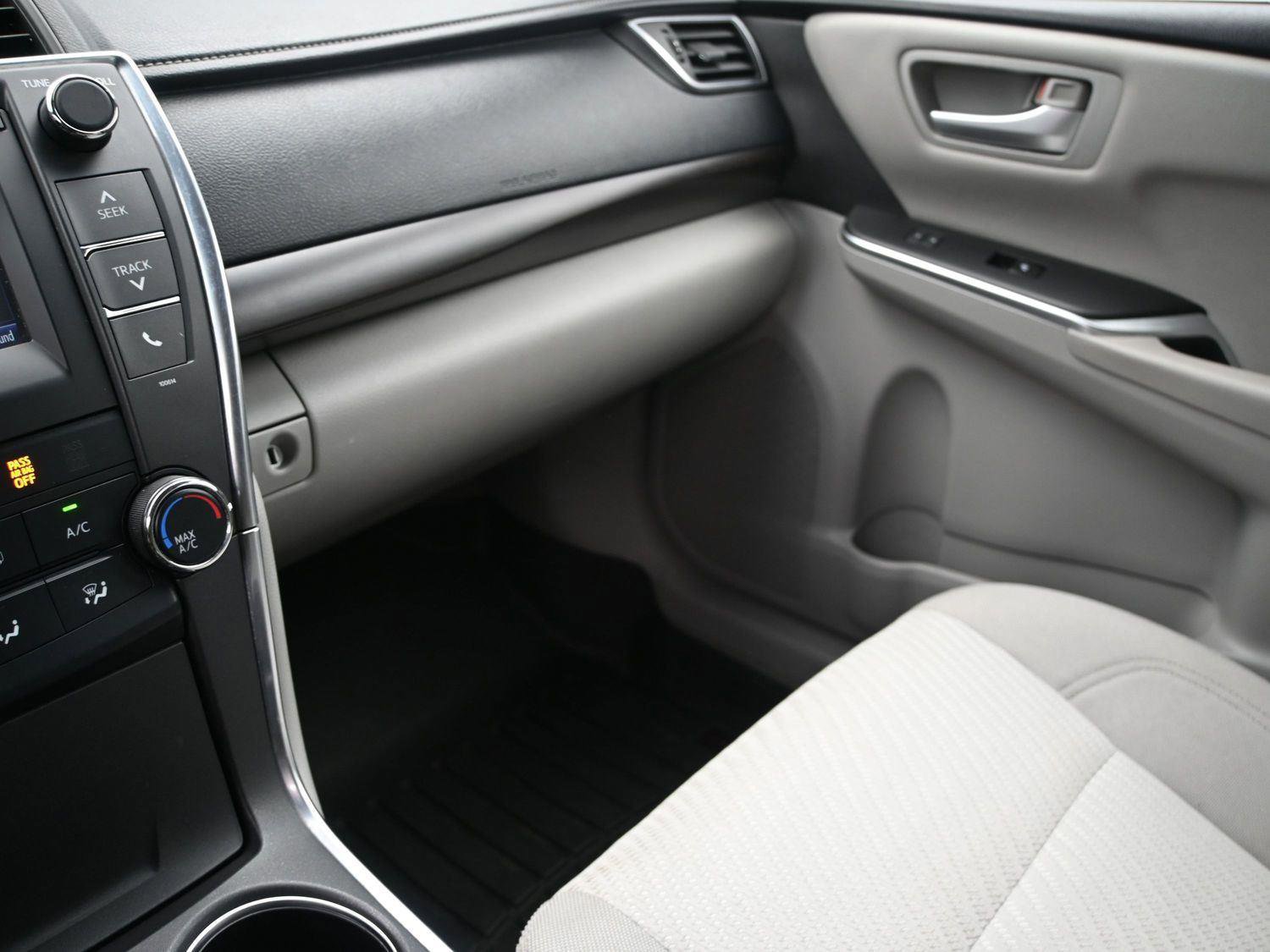 Used 2017 Toyota Camry LE FWD image 5