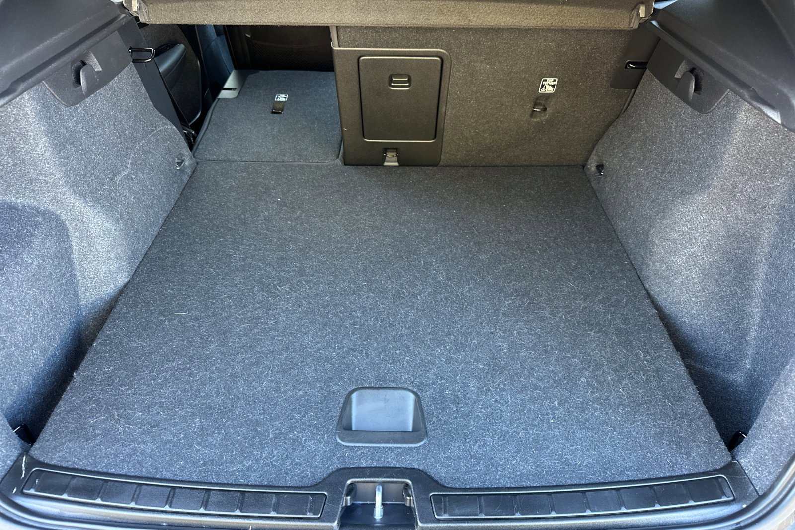 Certified 2023 Volvo XC40 Recharge Core image 17