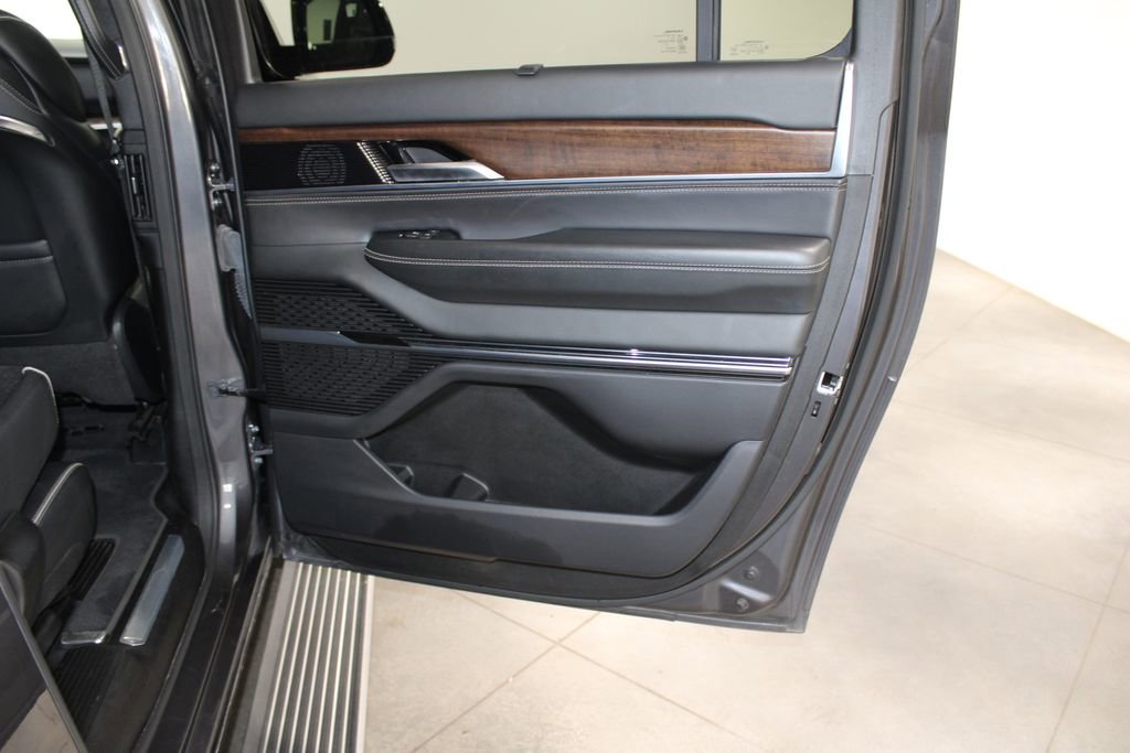 Used 2023 Jeep Grand Wagoneer L Series II image 35