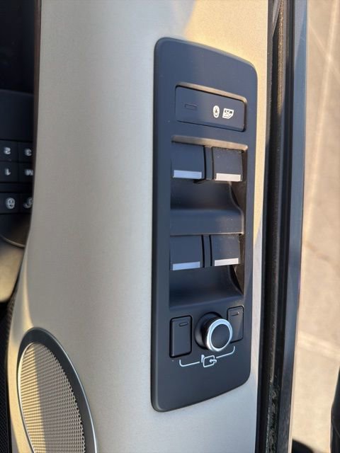 Used 2018 Land Rover Discovery HSE AWD/4WD image 17