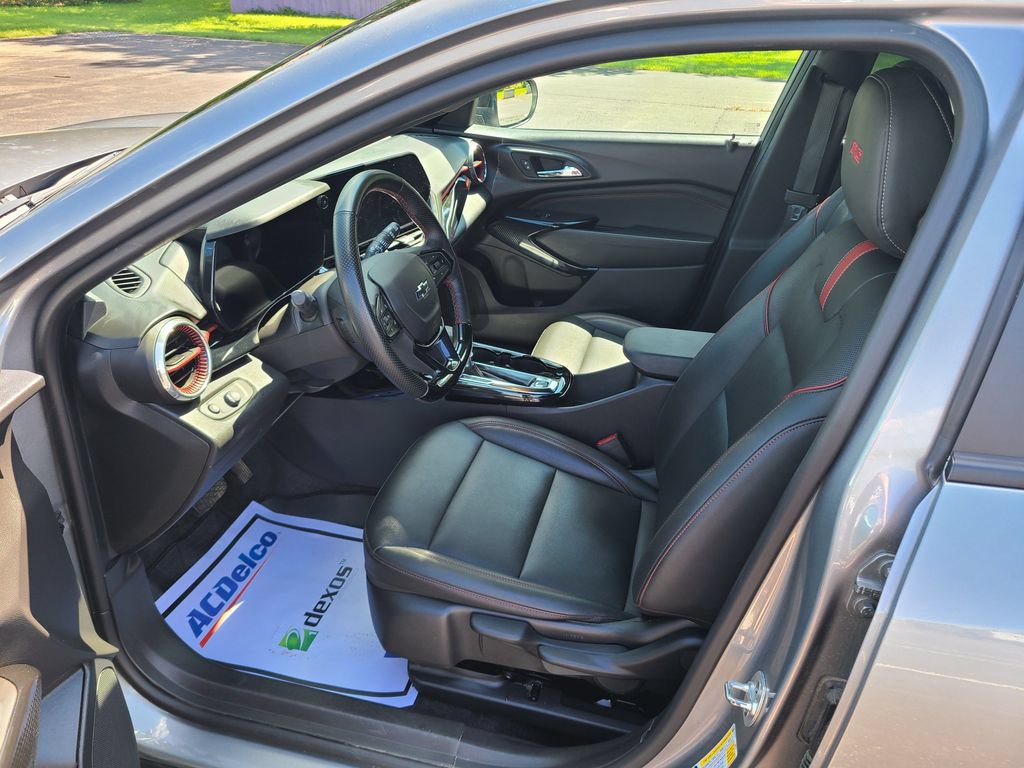 Used 2025 Chevrolet Trax RS FWD image 21