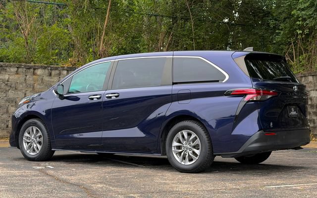 Used 2022 Toyota Sienna XLE FWD image 8