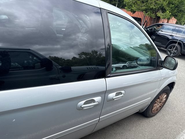 Used 2005 Chrysler Town & Country LX w/ Popular Equipment Group II FWD image 8