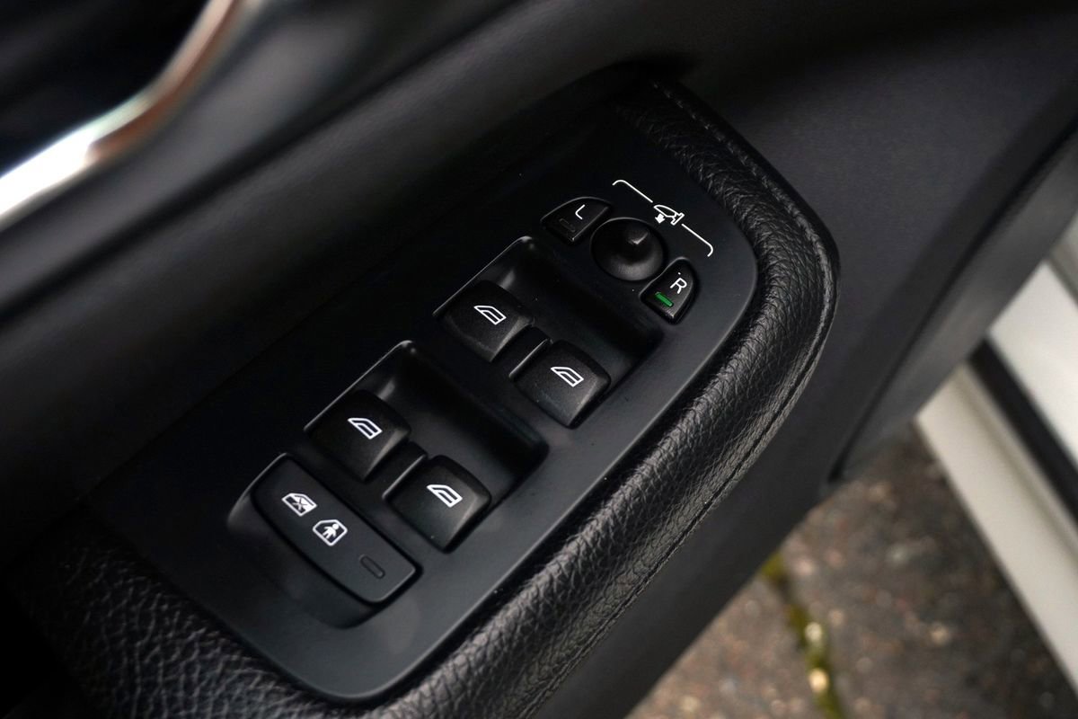 Used 2022 Volvo S60 T8 Inscription image 15