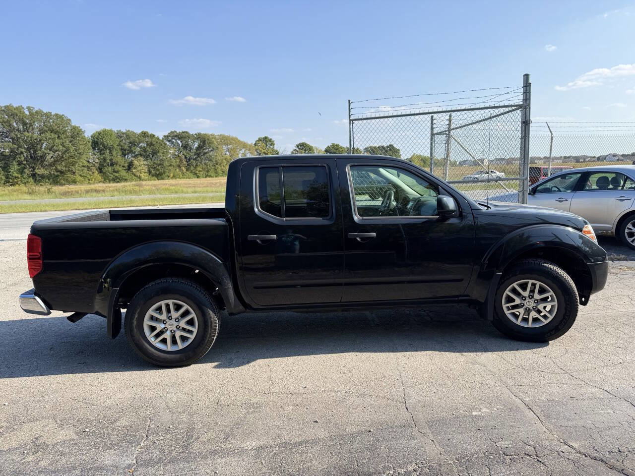 Used 2017 Nissan Frontier SV image 6