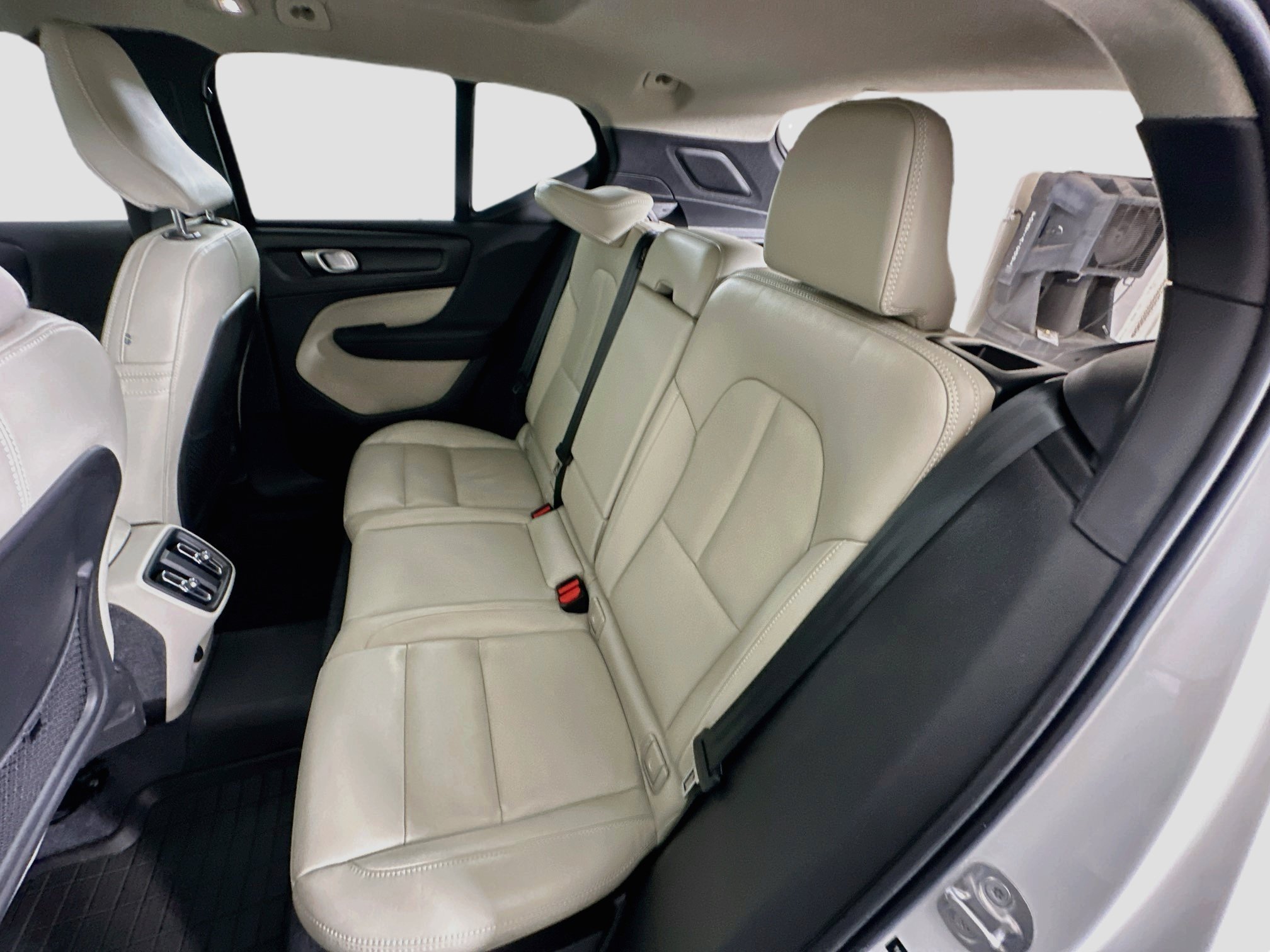 Used 2023 Volvo XC40 B4 Plus w/ Protection Package Premier FWD image 28