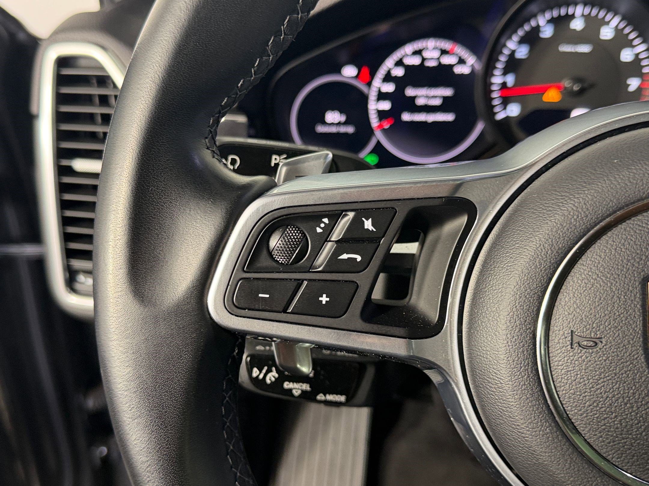 Used 2022 Porsche Cayenne AWD/4WD image 15