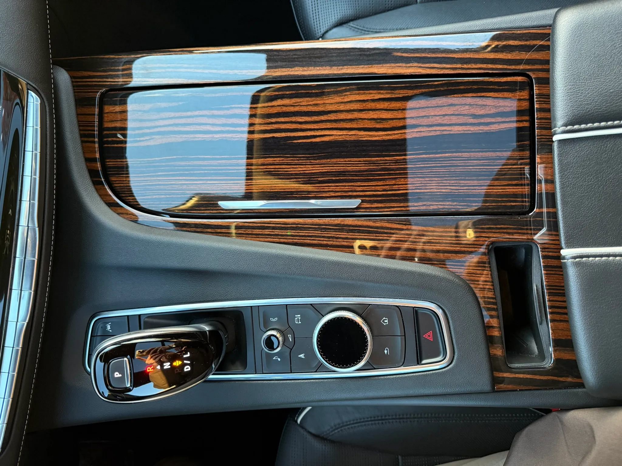 Used 2023 Cadillac Escalade ESV Premium Luxury AWD/4WD image 52