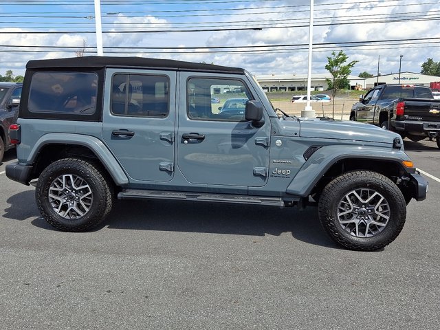Used 2024 Jeep Wrangler Unlimited Sahara w/ Technology Group AWD/4WD image 7