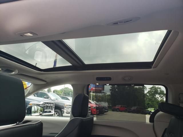 Used 2024 Chrysler Pacifica Limited FWD image 13