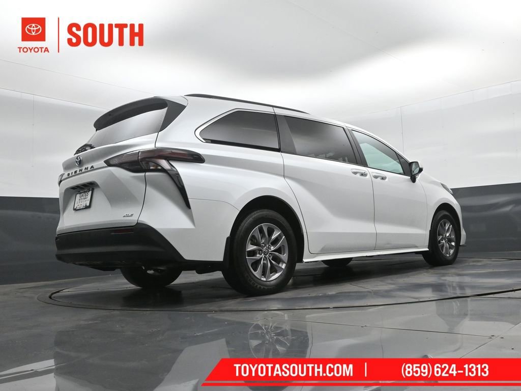 Used 2025 Toyota Sienna XLE FWD image 43