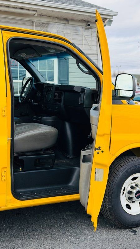 Used 2010 GMC Savana 3500 Extended RWD image 9