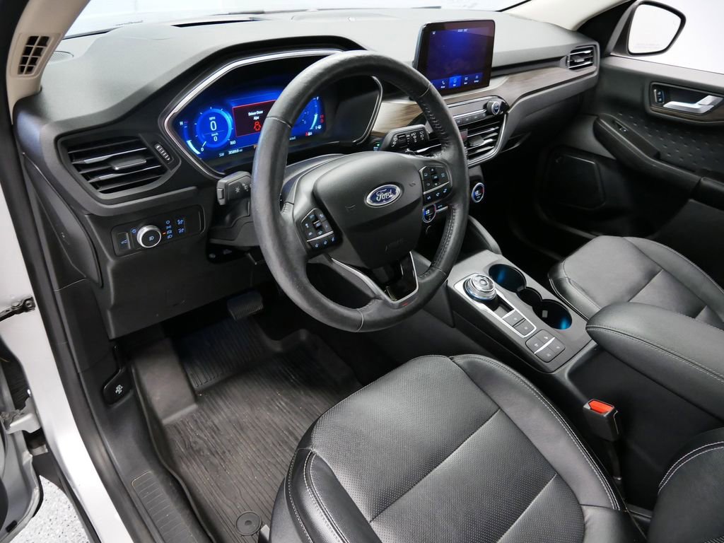 Used 2020 Ford Escape Titanium image 2